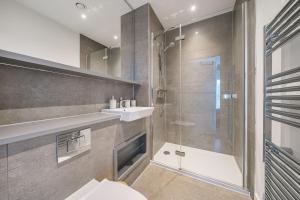 CBGにあるPeaceful and stylish apartment near Cambridge with parkingのシャワーと洗面台付きのバスルーム