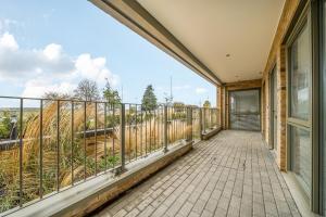 CBGにあるPeaceful and stylish apartment near Cambridge with parkingの田園地帯の景色を望むバルコニー