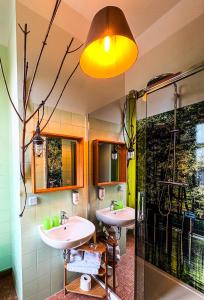 een badkamer met twee wastafels en een douche bij Pension Spreewelten in Lübbenau
