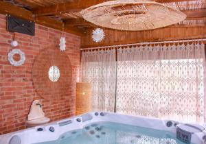 een bad in een kamer met een bakstenen muur bij Holiday Home Croce with Spa in La Croce +46 foto's