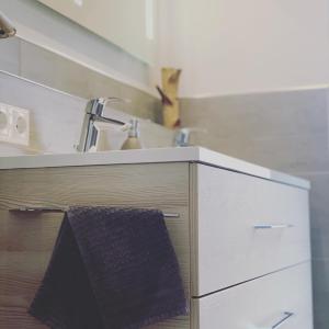 een keuken met een gootsteen en een handdoek op een kast bij Ferienchalet Flößwehrtal in Bad Lauterberg