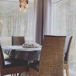 een tafel met stoelen en een tafelkleed erop bij Ferienchalet Flößwehrtal in Bad Lauterberg