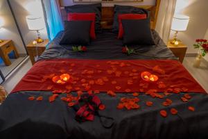 Ένα ή περισσότερα κρεβάτια σε δωμάτιο στο Suite romantique La Maison de Flora SPA intérieur, jardin et lit King size