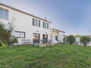 an exterior view of a white house with a yard at 400m de la plage, jardin, maison pour 8 in Le Gillieux