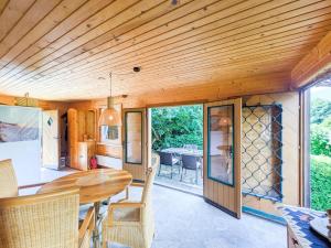 cocina y comedor con techo de madera en Seehaus Ossiachersee, en Altossiach