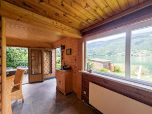 Una gran ventana en una habitación con vista a un lago. en Seehaus Ossiachersee, en Altossiach