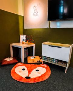 een kamer met een bureau en een tafel met een vossenkleed bij Pension Spreewelten in Lübbenau