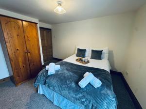 a bedroom with a bed with two towels on it at Kirkgate Cottage - 2 Bedrooms - Sleeps 4 in Cockermouth