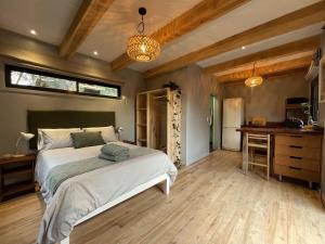 ein Schlafzimmer mit einem großen Bett und einem Schreibtisch in der Unterkunft Olive Cottage Scarborough Seaside Village in Scarborough