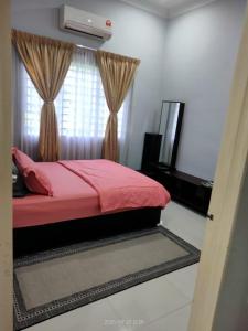 Postel nebo postele na pokoji v ubytování Kundang Villa @ Tasik Biru - 3 Bedrooms Bungalow + 2 fotografie