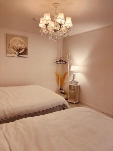 Ένα ή περισσότερα κρεβάτια σε δωμάτιο στο Gwangalli Beach 1min #2BR #Couple #Family Stay #drone show #fireworks spot #BUSAN #Golden #영화제 #골든