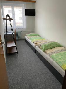 2 camas en una habitación en Ubytování u zastávky, en Modrá
