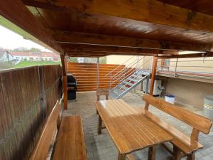 Un patio con bancos y escaleras en un edificio. en Ubytování u zastávky, en Modrá