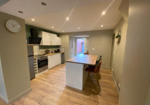 La Lucienne - Cœur de ville avec un extérieur في مونتروي-سور-مير: مطبخ مع كونتر توب في غرفة