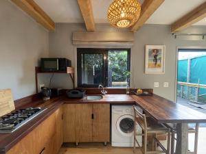 eine Küche mit Spüle und Herd oberen Backofen in der Unterkunft Olive Cottage Scarborough Seaside Village in Scarborough