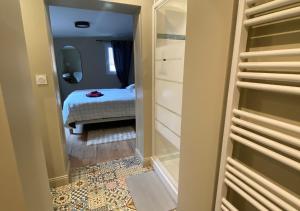 La Lucienne - Cœur de ville avec un extérieur في مونتروي-سور-مير: غرفة بسرير ومرآة +4 صور