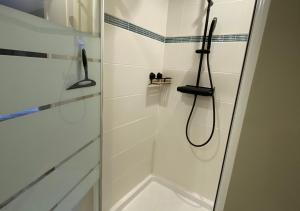 La Lucienne - Cœur de ville avec un extérieur في مونتروي-سور-مير: حمام مع دش مع رأس دش