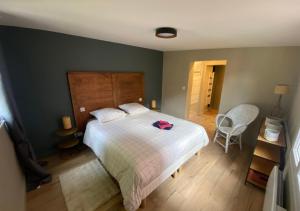 La Lucienne - Cœur de ville avec un extérieur في مونتروي-سور-مير: غرفة نوم مع سرير مع كيس احمر عليه