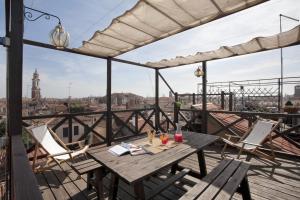 una mesa en un balcón con vistas a la ciudad en Locappart Cannaregio - Venice City Centre, en Venecia