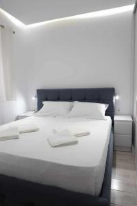 a large bed with white sheets and white pillows at Vaip House B in Berat