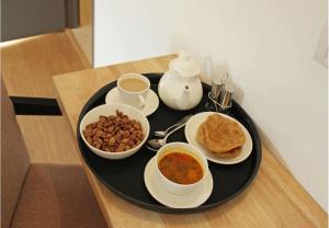 焦特布尔The Rajputana Haveli的一张黑色托盘,桌上摆有早餐食品