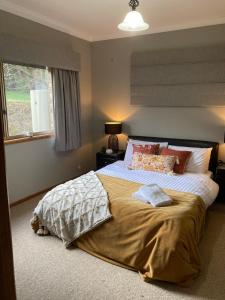 En eller flere senge i et værelse på Home in Tawonga South