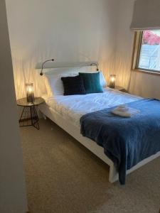 En eller flere senge i et værelse på Home in Tawonga South