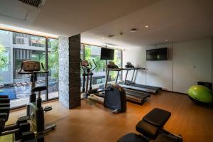ナ・ジョムティエンにあるBayphere Residence by Prop Hopperのジム(カーディオ機器、大きな窓付)