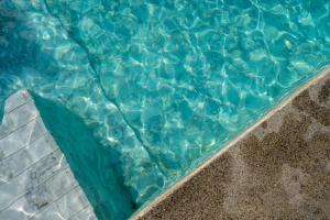 ナ・ジョムティエンにあるBayphere Residence by Prop Hopperの青い水のプールの近く