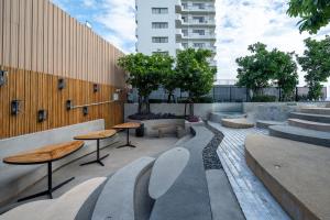 ナ・ジョムティエンにあるBayphere Residence by Prop Hopperの中庭(ベンチ、テーブル付)