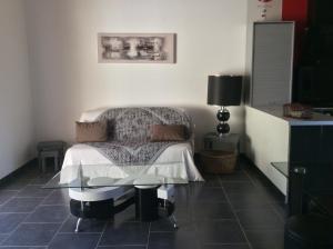 レザルク・シュル・アルジャンにあるLes Karakisのベッドルーム1室(ベッド1台、ガラス張りのテーブル付)