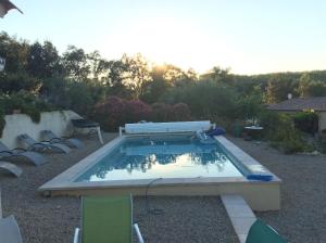 Bazén v ubytování Les Karakis, piscine au sel, jardin 5000m2 nebo v jeho okolí
