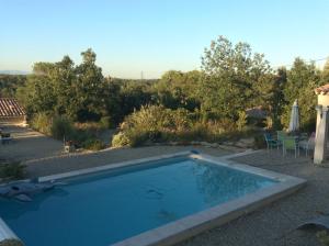 Bazén v ubytování Les Karakis, piscine au sel, jardin 5000m2 nebo v jeho okolí
