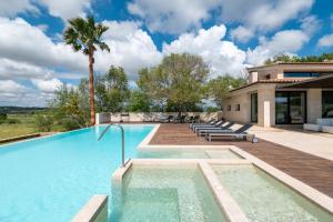 een zwembad in de achtertuin van een huis bij Dalt Son Morro in Santa Margalida