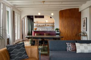 Χώρος καθιστικού στο Ocean-View 1BR Condo in Historic Cooper Arms