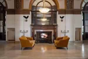 Χώρος καθιστικού στο Ocean-View 1BR Condo in Historic Cooper Arms