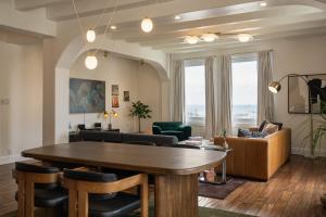 Χώρος καθιστικού στο Ocean-View 1BR Condo in Historic Cooper Arms