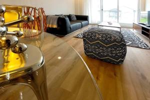 ein Wohnzimmer mit einem Glastisch und einer Couch in der Unterkunft Corporate Stays Blum 2 Bedrooms in Brossard