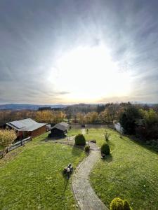 una persona seduta su un sentiero in un campo di Ferienwohnung Hocheifelblick a Reifferscheid