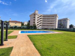 a building with a swimming pool in front of a yard at Mediterranean Way - Miami Beach in Miami Platja