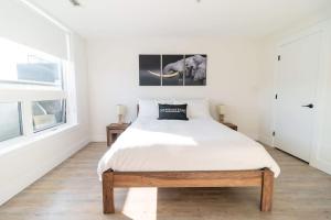 een slaapkamer met een groot bed met witte lakens bij Corporate Stays Junction 2 Bedrooms in Halifax