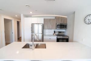 een keuken met een spoelbak en een aanrechtblad bij Corporate Stays Junction 2 Bedrooms in Halifax