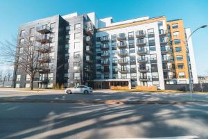 een witte auto geparkeerd voor een groot gebouw bij Corporate Stays Junction 2 Bedrooms in Halifax