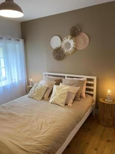 a bedroom with a large bed with white sheets and pillows at Casa mattmila in Haulmé