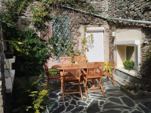 a patio with a wooden table and chairs at Casa mattmila in Haulmé
