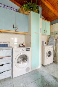 Kuchyň nebo kuchyňský kout v ubytování Kalavrita Winter Retreat - Homely Spacious Chalet