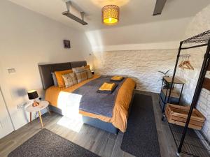 ein Schlafzimmer mit einem großen Bett in einem Zimmer in der Unterkunft Smiddy Cottage in Portmahomack