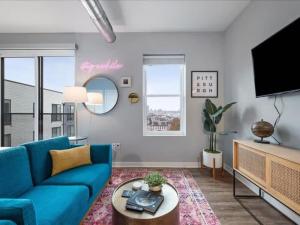 Et tv og/eller underholdning på CozySuites Deluxe SDO Lawrenceville