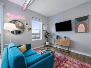 Et tv og/eller underholdning på CozySuites Deluxe SDO Lawrenceville