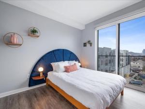 En eller flere senge i et værelse på CozySuites Deluxe SDO Lawrenceville + 28 billeder